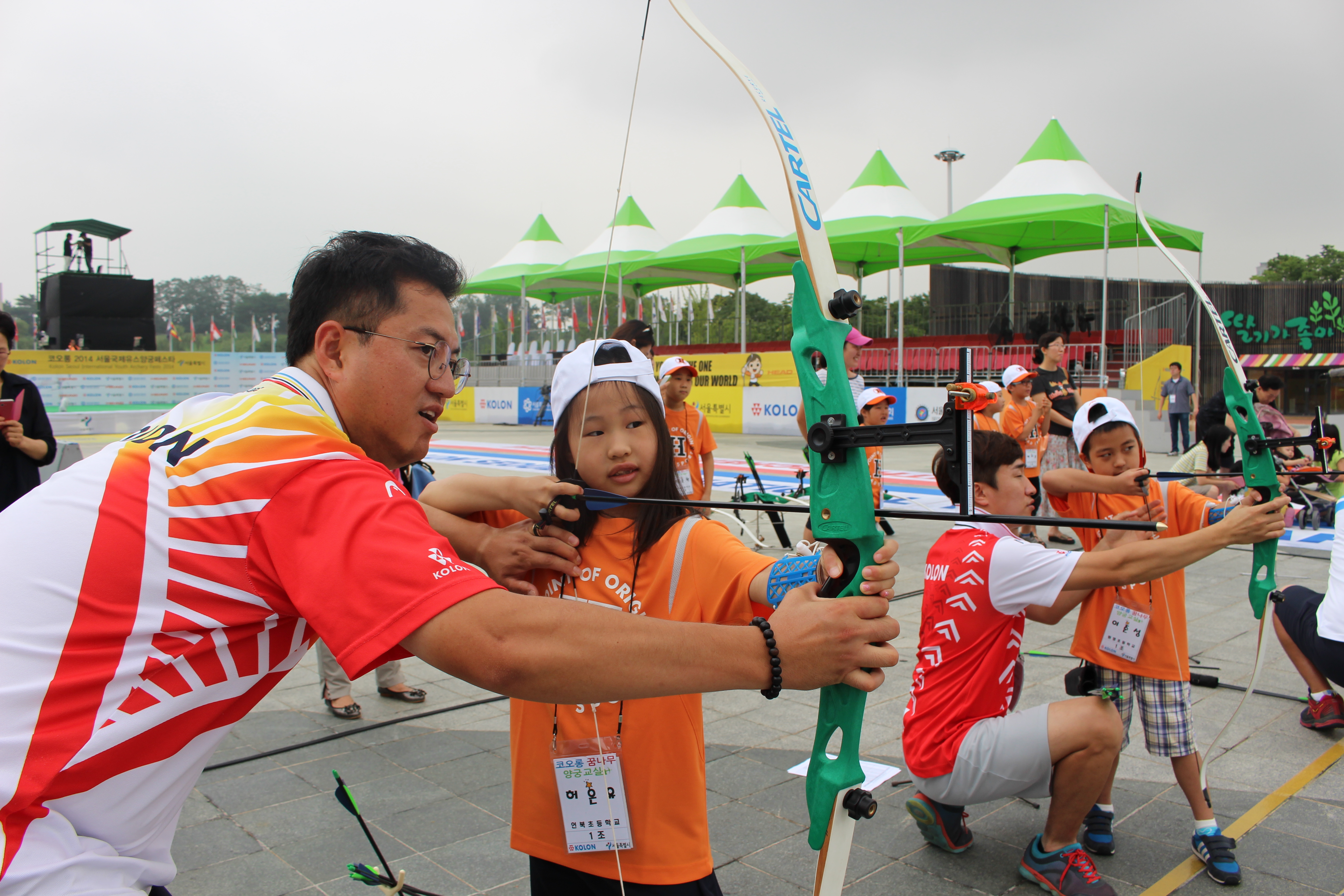 어린 학생들을 지도하는 베이징 올림픽 금메달리스트 이창환 선수 입니다. 